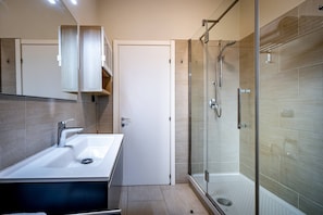 Dusche, Haartrockner, Bidet, Seife