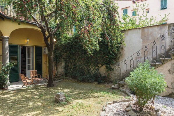 Unclassified image, 1 of 22, button