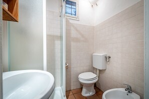 Dutxa, assecador de cabells, bidet i tovalloles