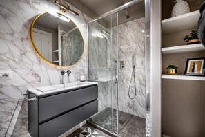 Doccia, asciugacapelli, bidet, asciugamani