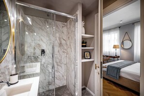 3 bedrooms, iron/ironing board, travel crib, free WiFi