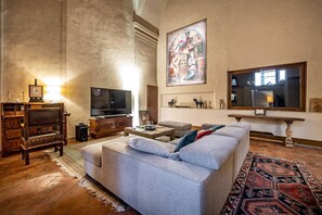 TV, books - YiD La Cantoria Luxury Apartment (Firenze)