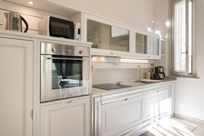 Kühlschrank, Mikrowelle, Ofen, Herdplatte
