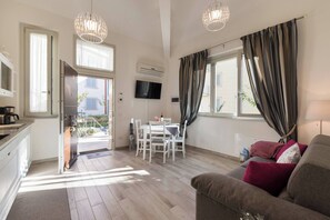 Unclassified image, 2 of 18, button - YiDsecret garden in S.M. Novella (Firenze)