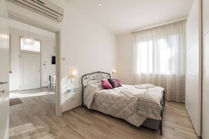 Unclassified image, 5 of 18, button - YiDsecret garden in S.M. Novella (Firenze)