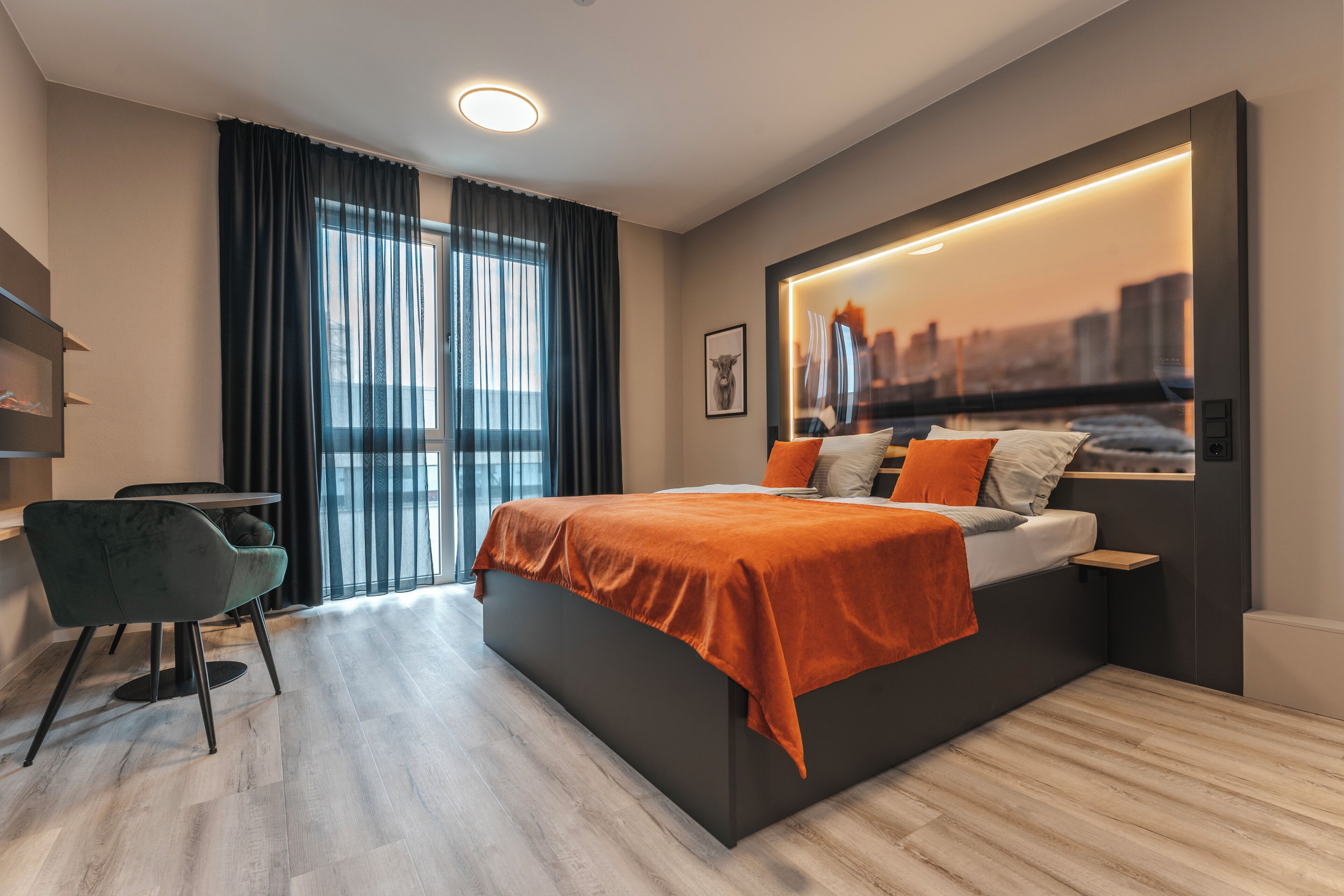 Superior Room | Woonruimte | Een 111-cm smart-tv met kabelzenders