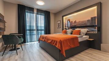 Superior Room | Woonruimte | Een 111-cm smart-tv met kabelzenders