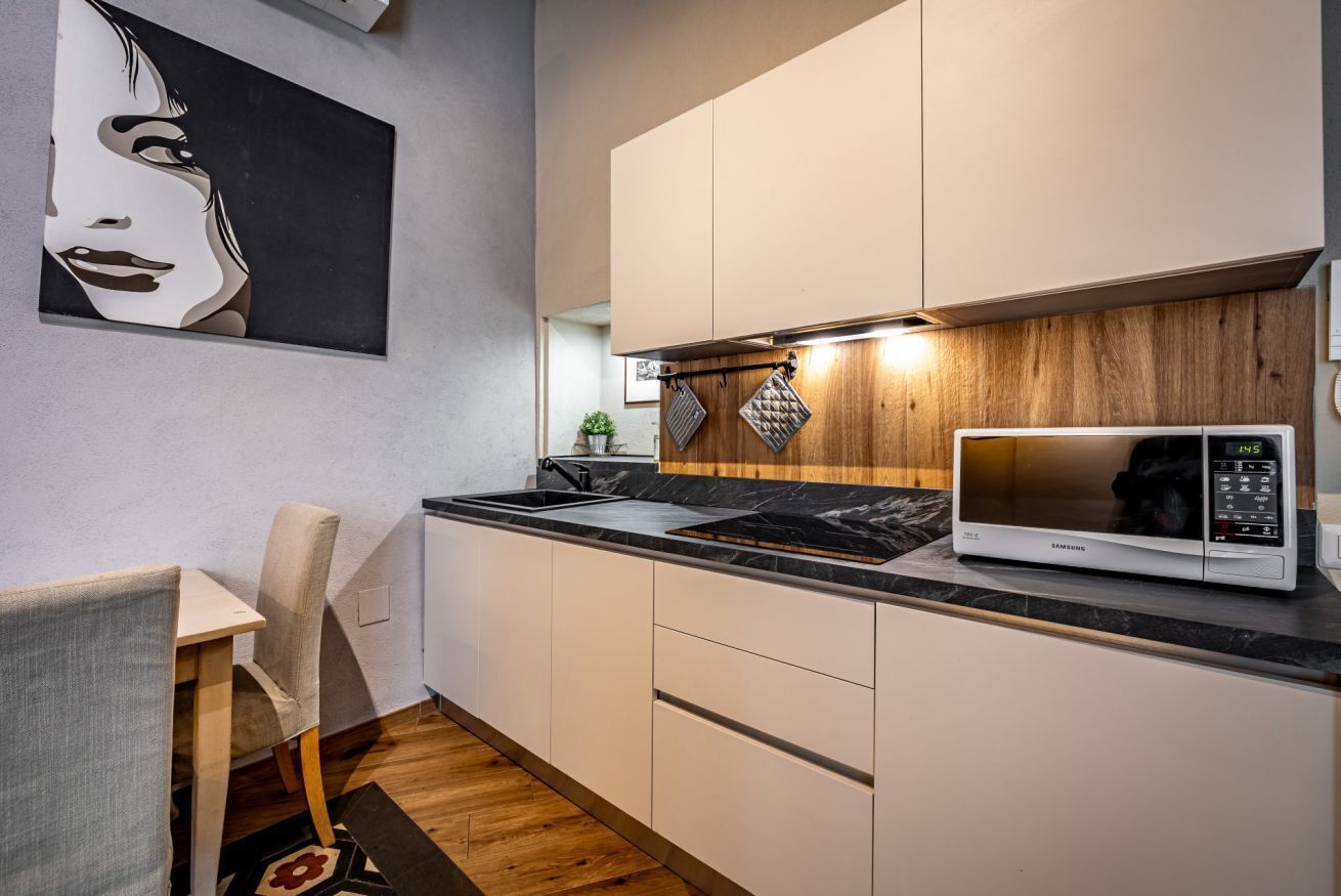 ثلاجة، ميكروويف، فرن، موقد طهي مسطح