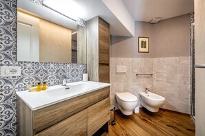 Dusche, Haartrockner, Bidet, Handtücher