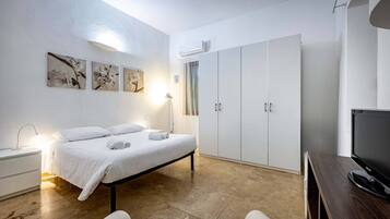 1 habitación, tabla de planchar con plancha y cuna de viaje