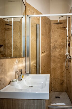 Suihku, hiustenkuivaaja, bidee, pyyhkeet