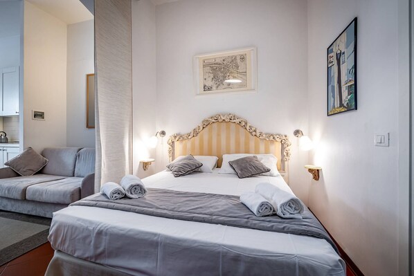 1 habitación, tabla de planchar con plancha y cuna de viaje 