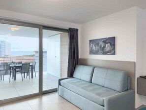 TV - Holiday apartment with balcony, air conditioning and internet (Lignano)