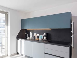 Réfrigérateur, micro-ondes, plaque de cuisson, lave-vaisselle