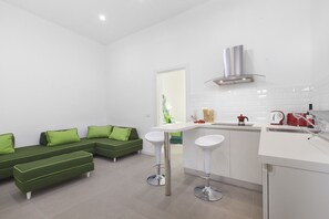 Kühlschrank, Mikrowelle, Herdplatte, Wasserkocher mit Kaffee-/Teezubehör