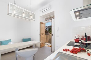 Kühlschrank, Wasserkocher mit Kaffee-/Teezubehör, Toaster