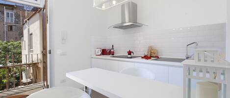 Réfrigérateur, cafetière/bouilloire, grille-pain