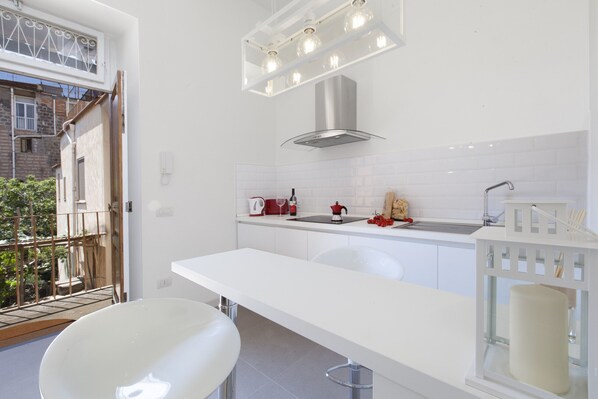 Kühlschrank, Wasserkocher mit Kaffee-/Teezubehör, Toaster