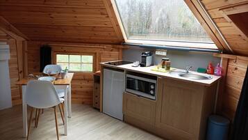 Kühlschrank, Mikrowelle, Herdplatte, Wasserkocher mit Kaffee-/Teezubehör