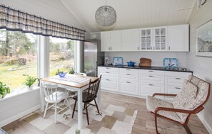 Fridge, microwave, oven, stovetop - Cozy home in Strömstad with WiFi (Strömstad)