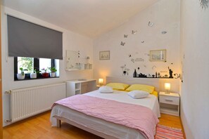 3 عدّة غرف نوم ومكواة/لوح كي وسرير سفر وخدمة الإنترنت