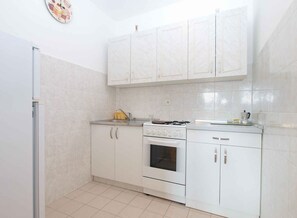 Køleskab, ovn, kogeplade, kaffe-/temaskine