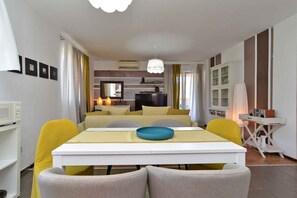 TV, fireplace - Holiday home with swimming pool and children's playground (Pula)