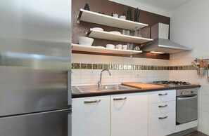 冷蔵庫、電子レンジ、オーブン、コンロ