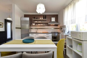 冷蔵庫、電子レンジ、オーブン、コンロ