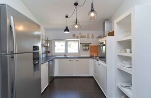 Fridge, microwave, oven, stovetop - Holiday home with swimming pool and children's playground (Pula)