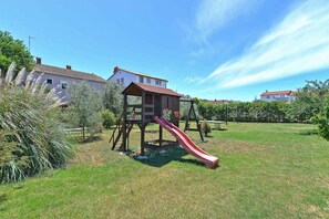 Children’s area - Holiday home with swimming pool and children's playground (Pula)