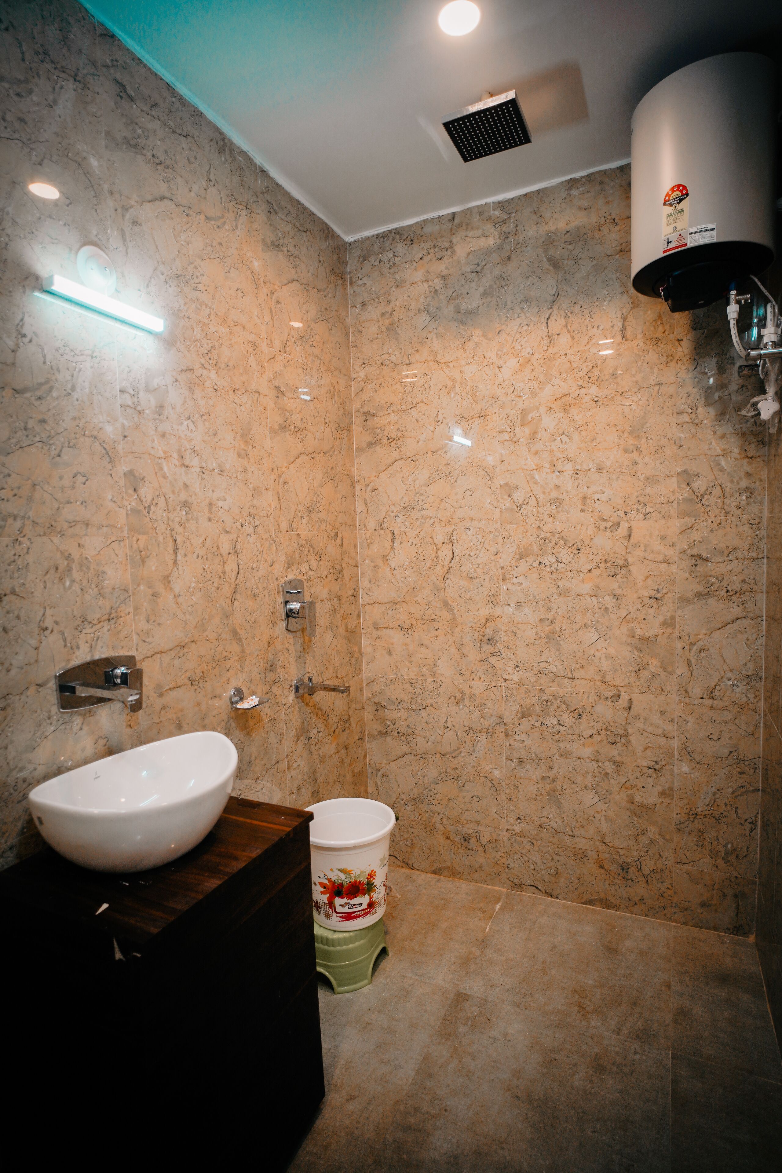 Een badkamer met een wit wastafelmeubel, toilet en douchecabine.