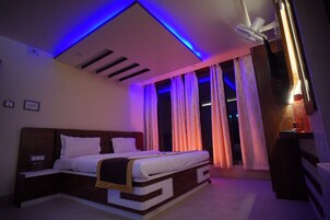 Caja de seguridad en la habitación y tabla de planchar con plancha 