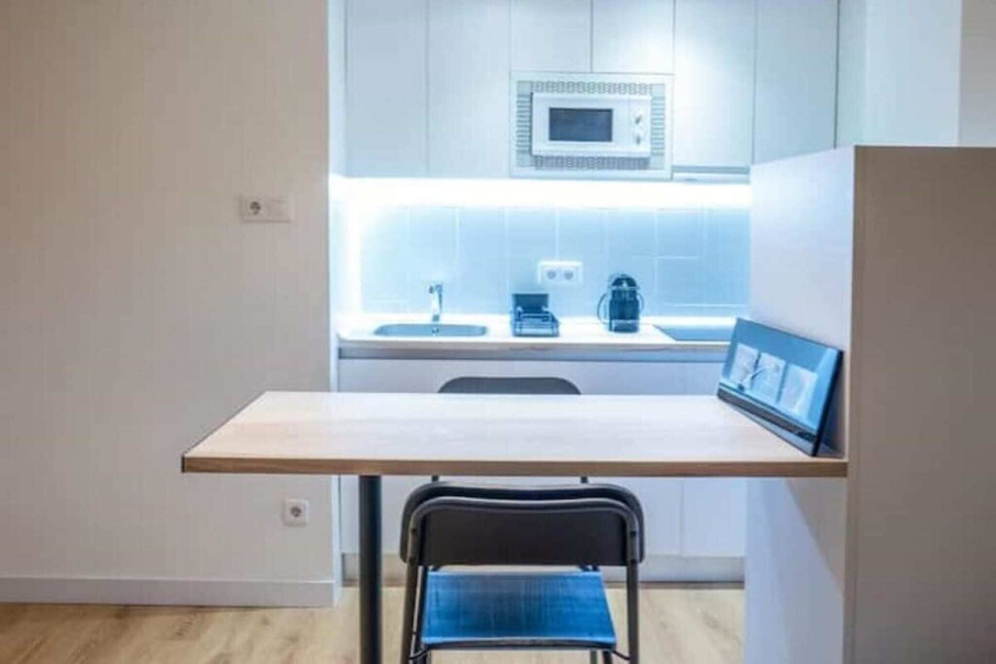 Frigorífico, microondas, horno y cafetera o tetera
