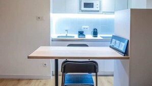 A compact kitchen with a microwave, sink, and coffee maker. - Barcelona - Loft Parc Güell (Barcelona)