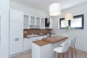 冷蔵庫、オーブン、コンロ、食器洗い機