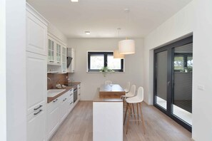 Fridge, oven, stovetop, dishwasher