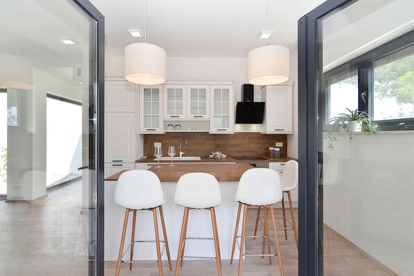 冷蔵庫、オーブン、コンロ、食器洗い機