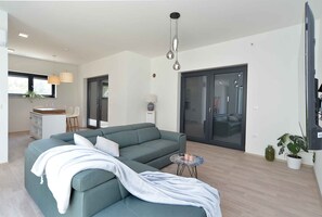 TV - Villa with swimming pool and sauna (Pula)