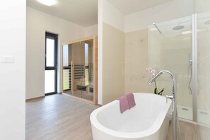 Bathroom - Villa with swimming pool and sauna (Pula)