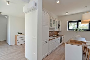 Réfrigérateur, un four, surface de cuisson, lave-vaisselle