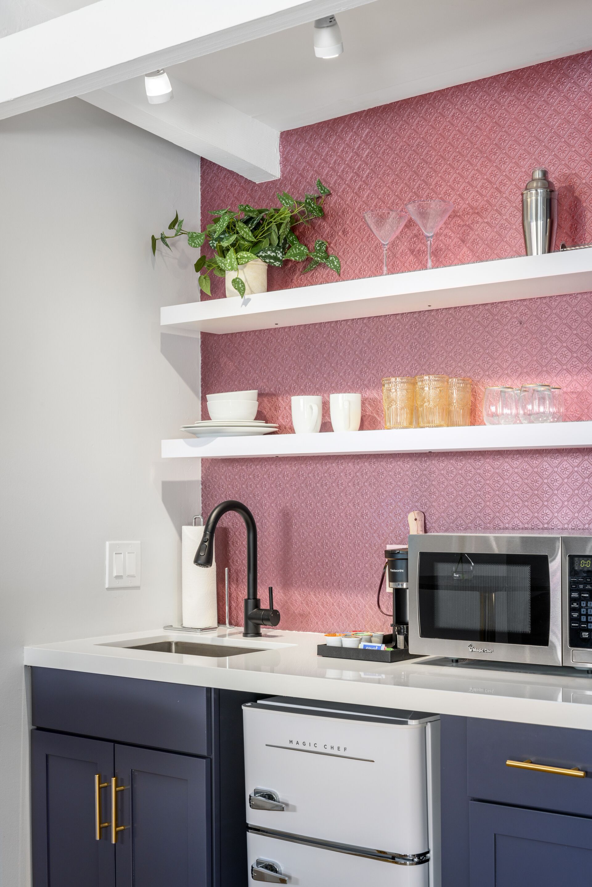 Coffee/tea maker, paper towels