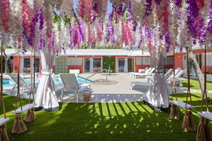 A heated pool - Stylish King Suite with Pool, Hot Tub and Kitchen (Palm Springs)