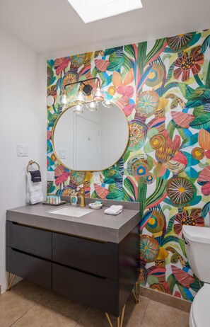 Shower, hair dryer, towels - Premier King Suite w/Pool & Hot tub, Full Kitchen! (Palm Springs)