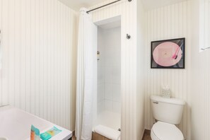 Regadera, secadora de cabello, toallas