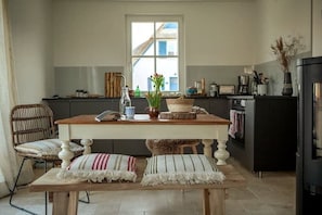 Réfrigérateur, un four, surface de cuisson, lave-vaisselle