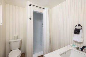 Dusj, hårføner og håndklær