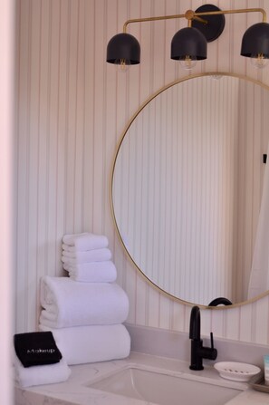 Dusj, hårføner og håndklær