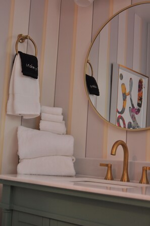 Douche, sèche-cheveux, serviettes fournies