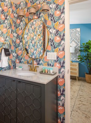 Dusj, hårføner og håndklær